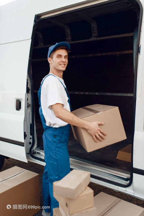 都市脈動(dòng)中的制服身影 現(xiàn)代送貨員的打包與運(yùn)輸日常